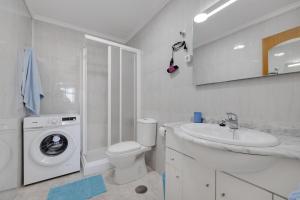 biała łazienka z pralką i umywalką w obiekcie Studio RELAX playa del Cura, Felix Rodriguez 3 w mieście Torrevieja