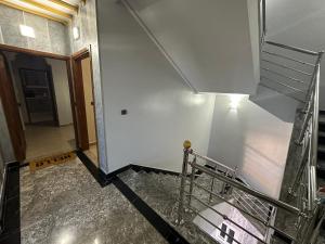 a staircase in a building with a white wall at Appartement à Houma, proche Port Tanger Med in Dalia