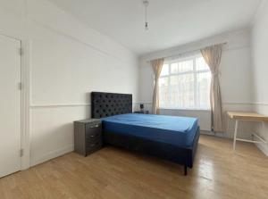 Katil atau katil-katil dalam bilik di Spacious 4 Bedroom Apartment in Ealing
