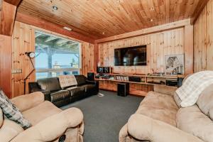 TV a/nebo společenská místnost v ubytování Luxury Waterfront Oasis W Hot Tub