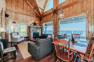 Posezení v ubytování Luxury Waterfront Oasis W Hot Tub