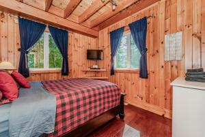 Postel nebo postele na pokoji v ubytování Luxury Waterfront Oasis W Hot Tub