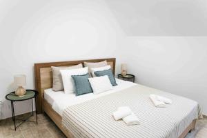 ein Schlafzimmer mit einem großen Bett mit Handtüchern darauf in der Unterkunft Egy présház tágas tetőtere mesés kilátással in Hegymagas