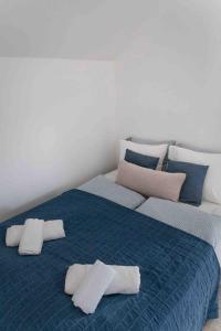 ein großes Bett mit zwei Kissen darauf in der Unterkunft Egy présház tágas tetőtere mesés kilátással in Hegymagas