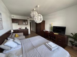 Postel nebo postele na pokoji v ubytování Arka ApartHotel 615 A