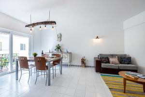 un salon avec une table, des chaises et un canapé dans l'établissement Casa Mary, à Lagos