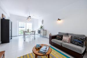 un salon avec un canapé et une table dans l'établissement Casa Mary, à Lagos