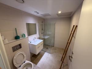 J&G Suites的一间浴室