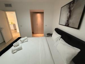 J&G Suites客房内的一张或多张床位