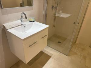 J&G Suites的一间浴室