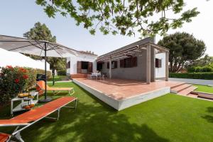 バルセキージョにあるLa Canariona, a charming country houseの裏庭(木製デッキ、家屋付)