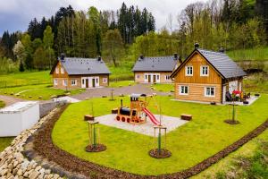 Horní AdršpachChalupy Adršpach的一个带有院子里游乐场的房屋模型