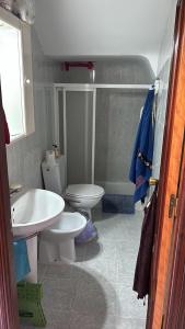 a bathroom with a sink and a toilet and a shower at Bedroom 20 minutes from Sevilha Alcalá de Guadaíra in Alcalá de Guadaira