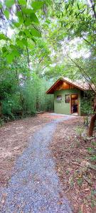Φωτογραφία από το άλμπουμ του Cabana de madeira entre as árvores σε Piedade