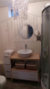 baño con lavabo y 2 espejos en la pared en Domaine de Regnonval, en Blicourt