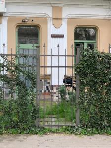 Κήπος έξω από το Студія з внутрішнім півповерхом.