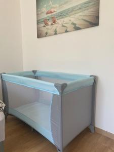 a blue and white desk in a room with a painting at Heisenberg 4 Personen Familienfreundlich in Markranstädt