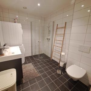 Koupelna v ubytování Storm Hotel Senja + 25 fotografií