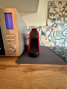 a remote control sitting next to a box at Confort & style à Aix, Le 409, appartement climatisé avec parking in Aix-en-Provence