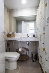 a bathroom with a toilet and a sink and a mirror at Costa Azul 5 L in La Manga del Mar Menor