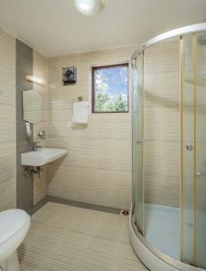 Koupelna v ubytování dE Spicewoods, 4BHK Pool Villa, Breakfast