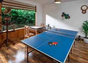 Stolní tenis v ubytování dE Spicewoods, 4BHK Pool Villa, Breakfast nebo okolí