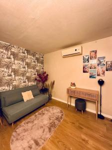 a living room with a couch and a table at Confort & style à Aix, Le 409, appartement climatisé avec parking in Aix-en-Provence