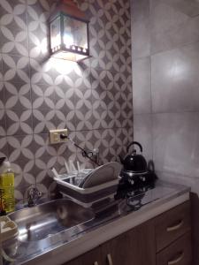 una cocina con fregadero y una lámpara en la encimera en Obelisco full, en Buenos Aires