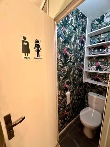 a bathroom with a toilet and a plant wall at Confort & style à Aix, Le 409, appartement climatisé avec parking in Aix-en-Provence +15 photos