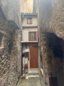 une ruelle avec une porte dans un bâtiment en pierre dans l'établissement Casa Montagna, à Scanno 1 autre photo