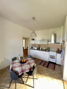 Η κουζίνα ή μικρή κουζίνα στο Retro house in wider city center +7 φωτογραφίες