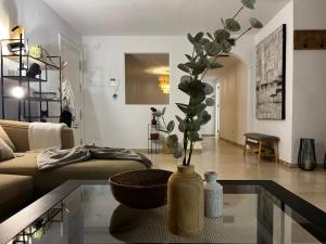 Posezení v ubytování Impeccable large apartment with immense terrace and private garden overlooking the mountain, featuring 2 bedrooms and sleeping up to 4 guests located 100 meters from Plaza Maestranza