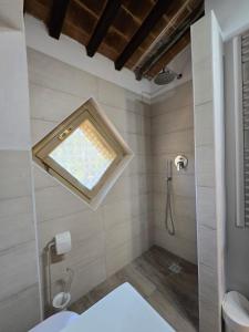 ein Badezimmer mit Dusche und Fenster in der Unterkunft Leonina Country House by Francigena Apartments in Casetta + 42 Fotos