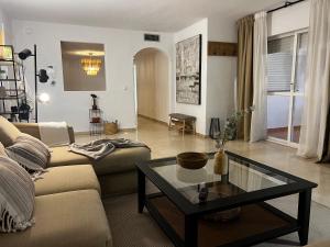 Posezení v ubytování Impeccable large apartment with immense terrace and private garden overlooking the mountain, featuring 2 bedrooms and sleeping up to 4 guests located 100 meters from Plaza Maestranza