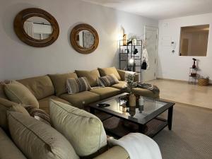 Posezení v ubytování Impeccable large apartment with immense terrace and private garden overlooking the mountain, featuring 2 bedrooms and sleeping up to 4 guests located 100 meters from Plaza Maestranza