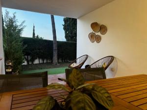 Zahrada ubytování Impeccable large apartment with immense terrace and private garden overlooking the mountain, featuring 2 bedrooms and sleeping up to 4 guests located 100 meters from Plaza Maestranza