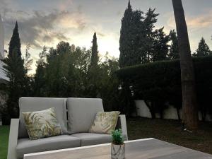 Posezení v ubytování Impeccable large apartment with immense terrace and private garden overlooking the mountain, featuring 2 bedrooms and sleeping up to 4 guests located 100 meters from Plaza Maestranza