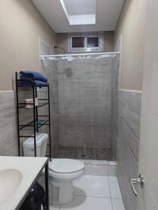 חדר רחצה ב-10 minutos de UNAH Apartamento de 2 cuartos completo