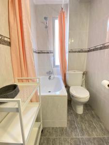 ein kleines Badezimmer mit Toilette und Waschbecken in der Unterkunft Balears Relax Apartment in Puerto de Gandía