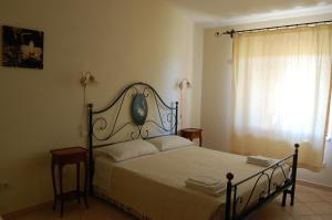 a bedroom with a bed with a blue and white bedspread at Agriturismo Furfullanu in Nurallào