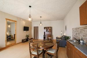 a kitchen and living room with a table and chairs at Casa Pinheiro in Pinheiro de Coja