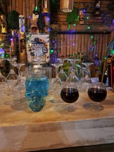 dos copas de vino y una botella en una mesa en Ella Forest Bath, en Ella