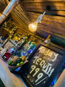 Un bar con un cartel en el mostrador con un bol de fruta. en Ella Forest Bath, en Ella