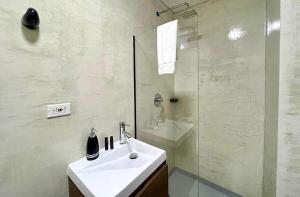 Un baño de 42 Modern Loft Top Location Laureles Medellín