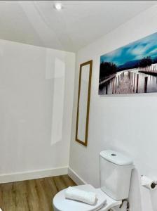 Bilik mandi di Warmley Flat by Pulse Properties +3 gambar