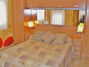 Postel nebo postele na pokoji v ubytování Holiday Home El Vendrell near Beach