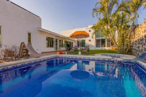 テミスコにあるCasa en Burgos, Cuernavacaの家の前のプール