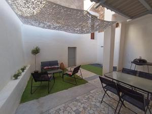 a living room with a table and chairs in a room at Cocon lumineux avec cour privée in Salses-le-Chateau