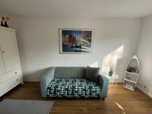 a living room with a couch and a picture on the wall at Ferienwohnung elbmühle in Artlenburg