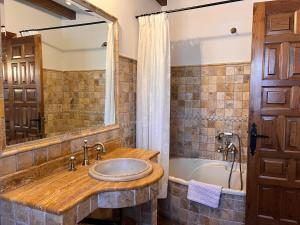 a bathroom with a sink and a tub at Apartamentos Villa Julieta in Ruente